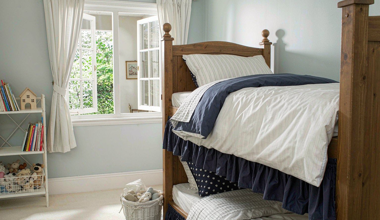 Home Children's bedroom with bunk beds