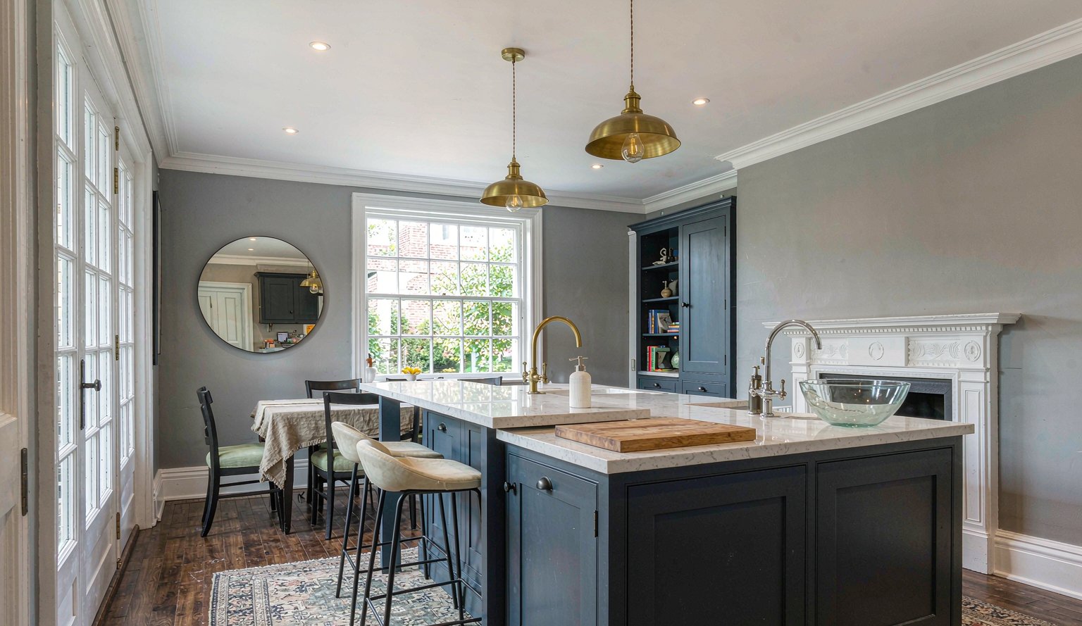Home Open-plan kitchen and dining area with breakfast bar